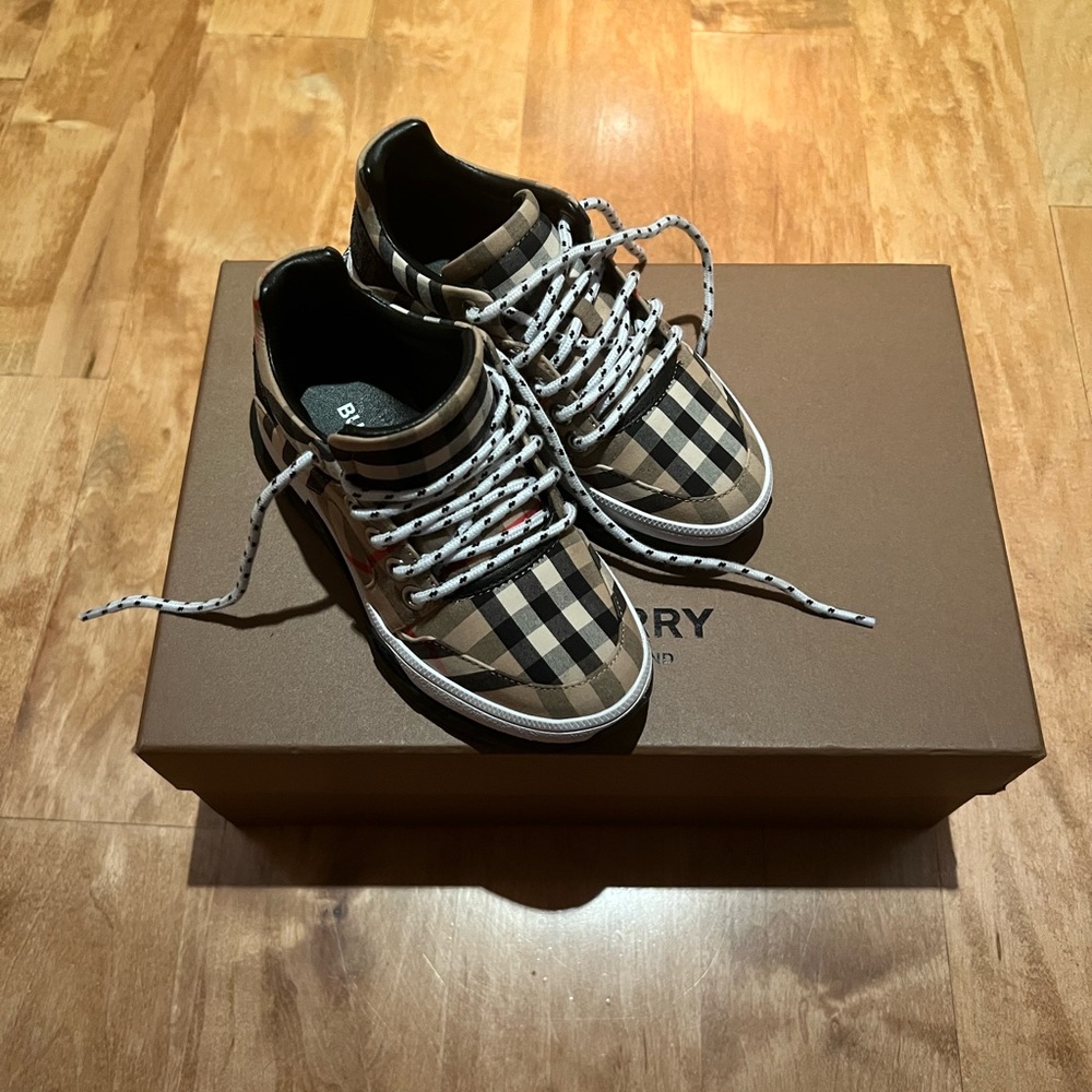 Burberry kids sneakers size 27 new